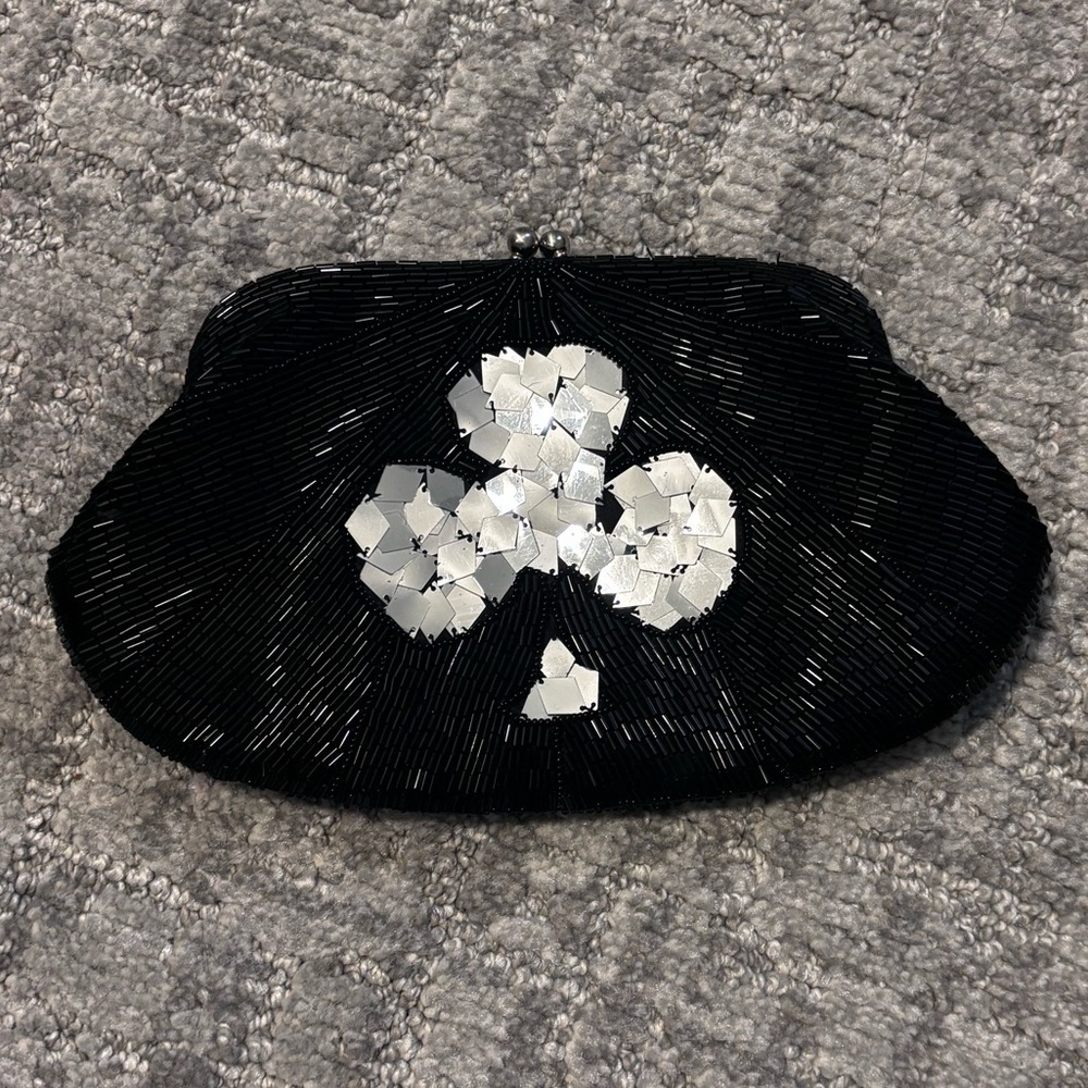 Extē Spade Beaded Clutch with Kiss Lock